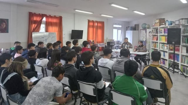 La Secretaría de Asuntos Malvinas visitó el colegio provincial Ernesto Sábato