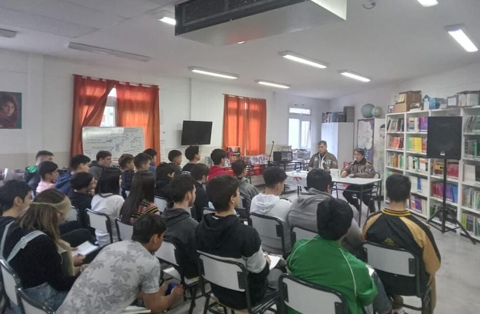 La Secretaría de Asuntos Malvinas visitó el colegio provincial Ernesto Sábato