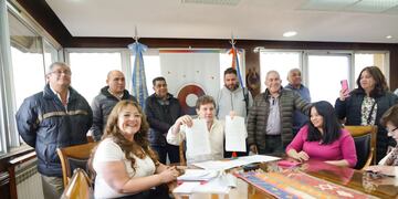 Firman convenio de conexión de gas para beneficiar a más de 140 familias