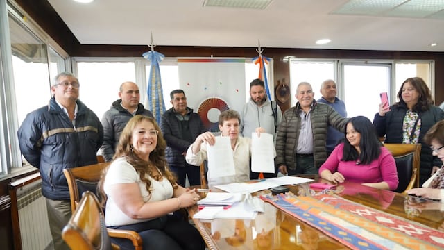 Firman convenio de conexión de gas para beneficiar a más de 140 familias