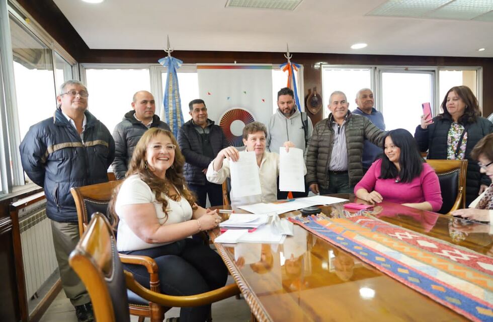 Firman convenio de conexión de gas para beneficiar a más de 140 familias