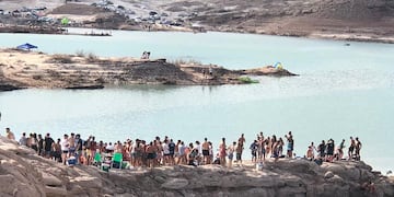 Los jóvenes coparon el dique Potrerillos.