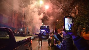 Los hinchas de Belgrano esperaron al plantel con otro despliegue multicolor, en el ingreso al estadio.