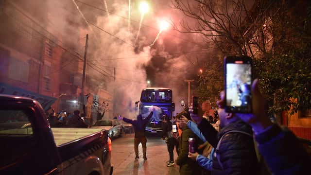 Los hinchas de Belgrano esperaron al plantel con otro despliegue multicolor, en el ingreso al estadio.