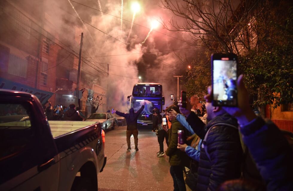 Nada apaga el fuego por Belgrano: el recibimiento fue en las afueras del Gigante