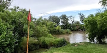 Bandera Roja en la costa del Río Xanaes en Arroyito por la creciente