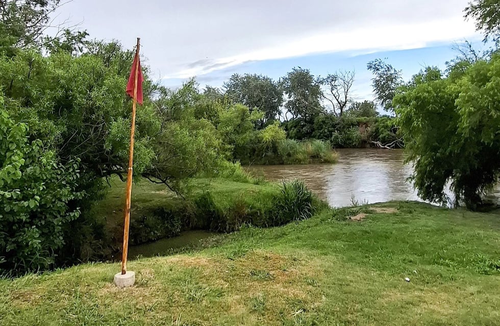 Bandera Roja en la costa del Río Xanaes en Arroyito por la creciente