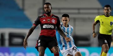 Matías Rojas (d) de Racing disputa el balón con Gerson Santos (i) de Flamengo durante el partido por los octavos de final de la Copa Libertadores entre el Racing de Argentina y el Flamengo brasileño hoy, en el estadio Presidente Perón de la ciudad de Avellaneda, en la provincia Buenos Aires (Argentina). (Foto: EFE/ Juan Ignacio Roncoroni)