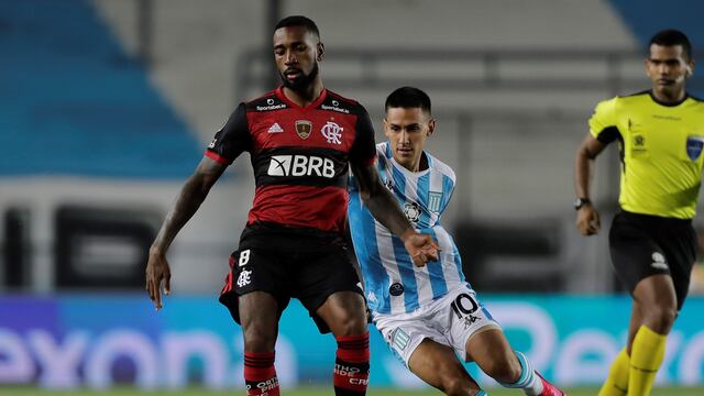 Matías Rojas (d) de Racing disputa el balón con Gerson Santos (i) de Flamengo durante el partido por los octavos de final de la Copa Libertadores entre el Racing de Argentina y el Flamengo brasileño hoy, en el estadio Presidente Perón de la ciudad de Avellaneda, en la provincia Buenos Aires (Argentina). (Foto: EFE/ Juan Ignacio Roncoroni)
