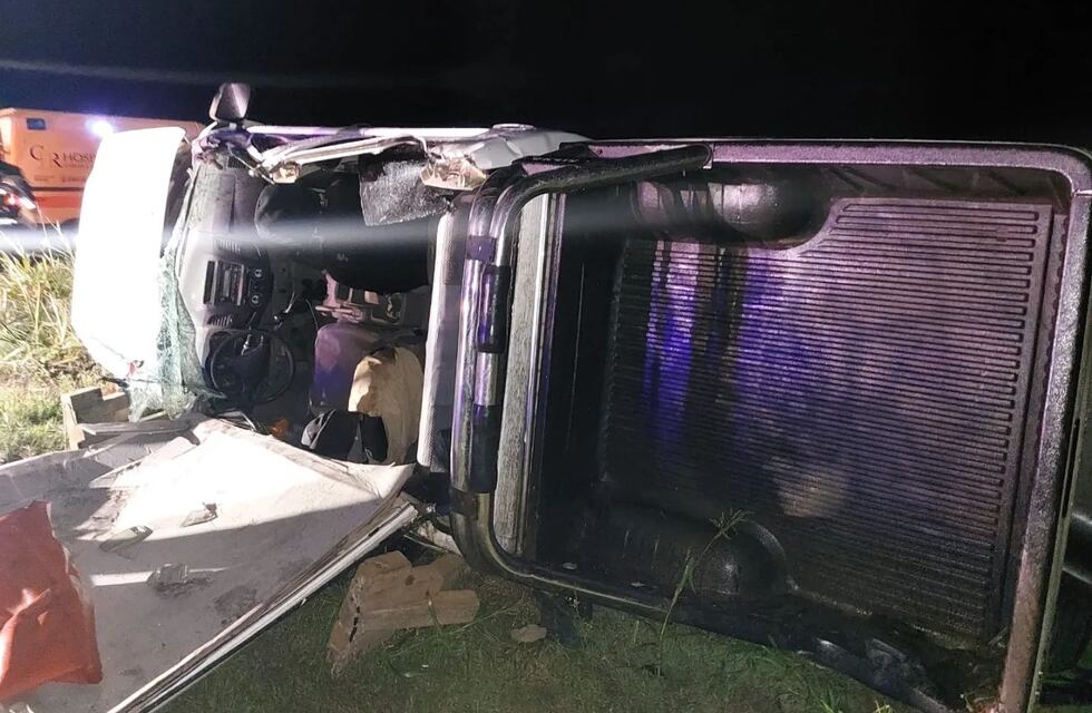 Arroyito: un hombre sufrió heridas tras volcar su camioneta en la Ruta E52