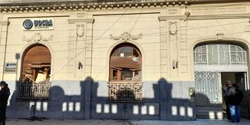 La sede gremial de la UOCRA fue vandalizada este viernes 5 de julio por desconocidos que entraron armados.