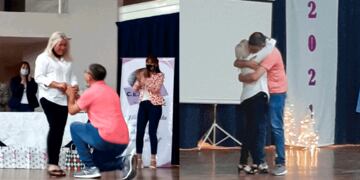 Le propuso casamiento en el acto de egresados (Villa María Vivo!).