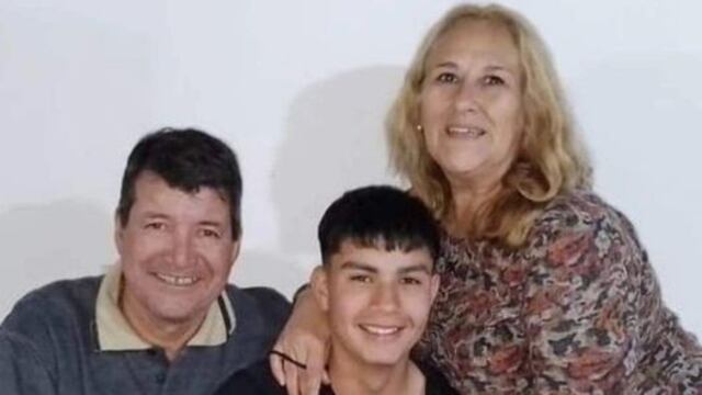 Bladimir López junto a sus padres.