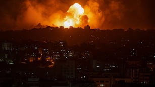 Fuego y humo se alzan tras un ataque aéreo israelí en Ciudad de Gaza (AP Foto/Fatima Shbair)