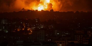 Fuego y humo se alzan tras un ataque aéreo israelí en Ciudad de Gaza, el domingo 8 de octubre de 2023. (AP Foto/Fatima Shbair)