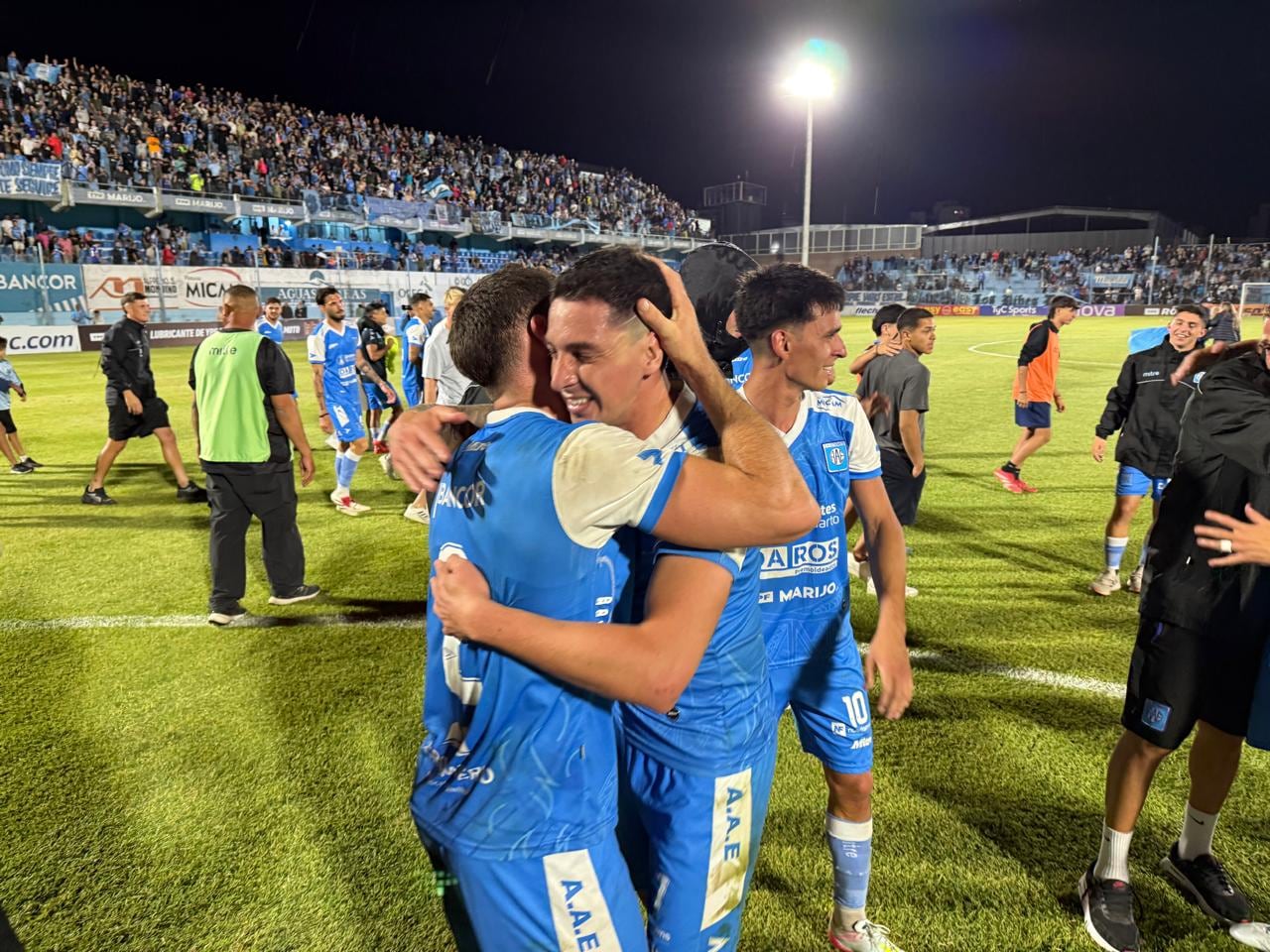 El festejo de Estudiantes de Río Cuarto por llegar a otra final. (Tomy Fragueiro / La Voz).