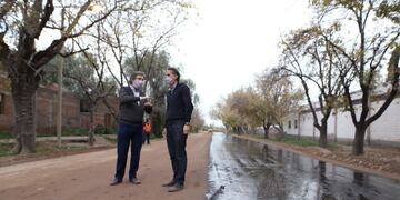 Emir Félix con Gabriel Katopodis en las obras de asfalto en Salto de las Rosas.