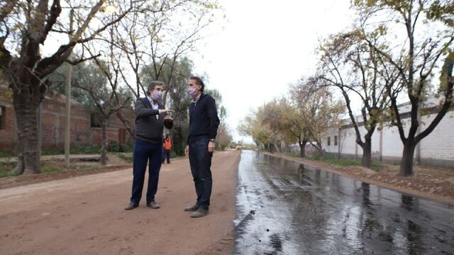 Emir Félix con Gabriel Katopodis en las obras de asfalto en Salto de las Rosas.