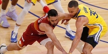 Facundo Campazzo y un rival que siempre quiere tener enfrente, Stephen Curry. (NBA)