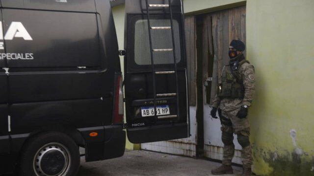 Allanamiento en la casa de un jefe de la barra de Newell's.