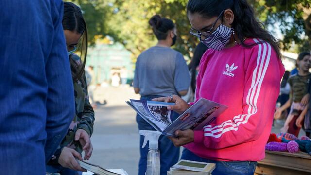 La Biblioteca regaló libros en la Plaza 25 de Mayo con una gran concurrencia
