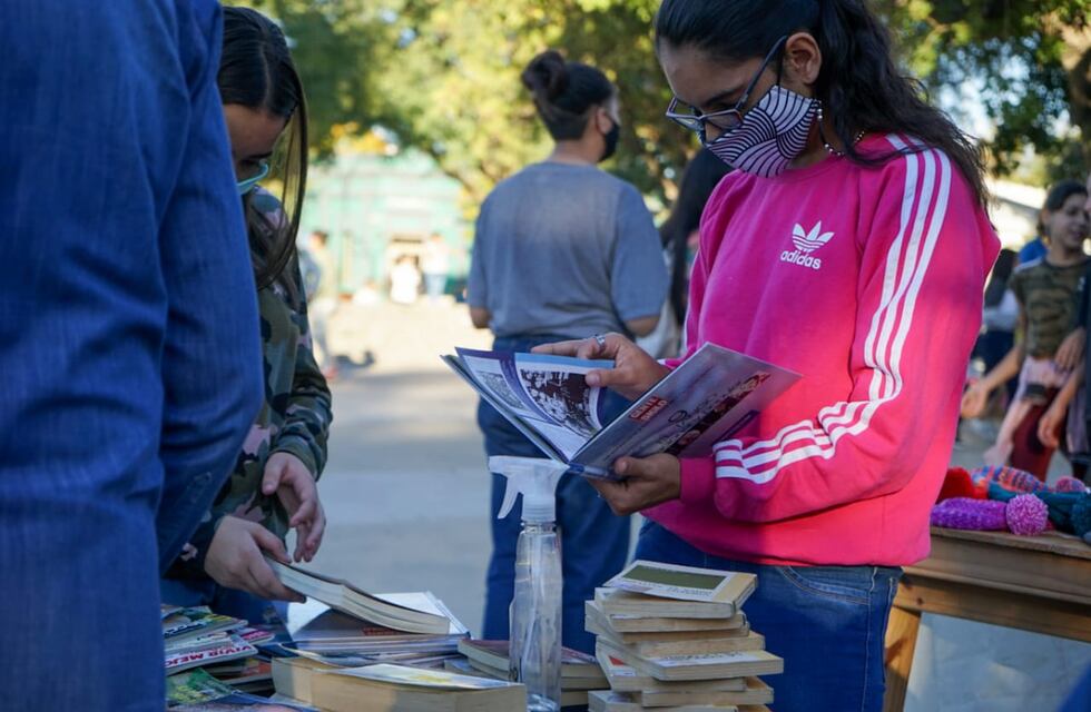 La Biblioteca regaló libros en la Plaza 25 de Mayo con una gran concurrencia