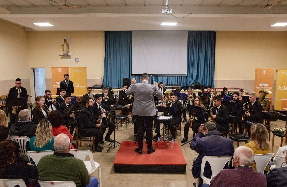 La Banda Sinfónica Municipal de Arroyito se presentó en Salón Parroquial a sala llena