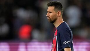 El argentino Lionel Messi hace una mueca durante el partido entre el París Saint-Germain y el Clermont en la liga francesa, el sábado 3 de junio de 2023 (AP Foto/Michel Euler)