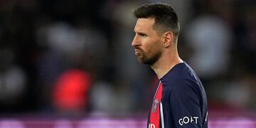 El argentino Lionel Messi hace una mueca durante el partido entre el París Saint-Germain y el Clermont en la liga francesa, el sábado 3 de junio de 2023 (AP Foto/Michel Euler)
