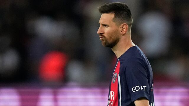El argentino Lionel Messi hace una mueca durante el partido entre el París Saint-Germain y el Clermont en la liga francesa, el sábado 3 de junio de 2023 (AP Foto/Michel Euler)