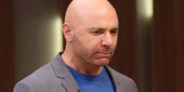 El chef fue descubierto con indicaciones en la mano.