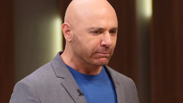 El chef fue descubierto con indicaciones en la mano.