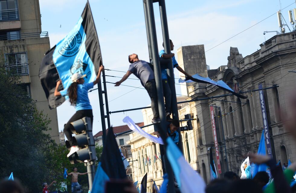 Belgrano regresó a Primera y los hinchas de Comodoro Rivadavia festejaron en una caravana