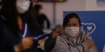 Una mujer se vacuna contra el Covid-19 en Tecnópolis (EFE/Juan Ignacio Roncoroni).