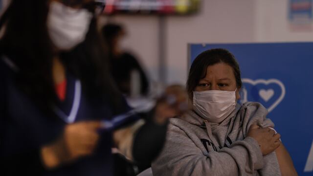 Una mujer se vacuna contra el Covid-19 en Tecnópolis (EFE/Juan Ignacio Roncoroni).