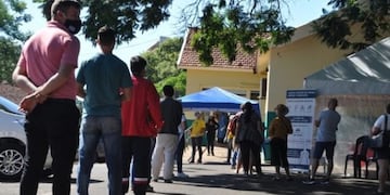 Salud Pública alerta sobre los cuidados en la fila de testeos.