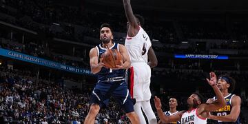 "Facu" Campazzo encaró al aro con decisión y convirtió un "doblazo". (NBA Latam)