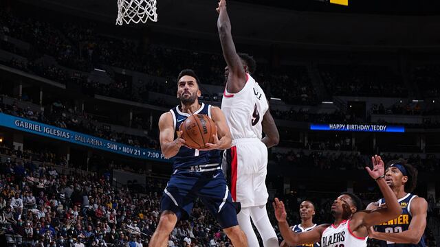 "Facu" Campazzo encaró al aro con decisión y convirtió un "doblazo". (NBA Latam)