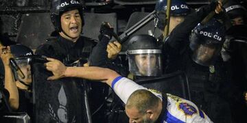 El cordón policial quedó desbordado ante el avance de La 12 y otros hinchas.