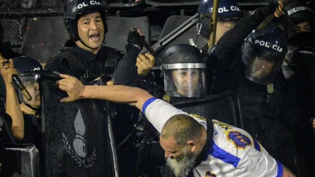 El cordón policial quedó desbordado ante el avance de La 12 y otros hinchas.