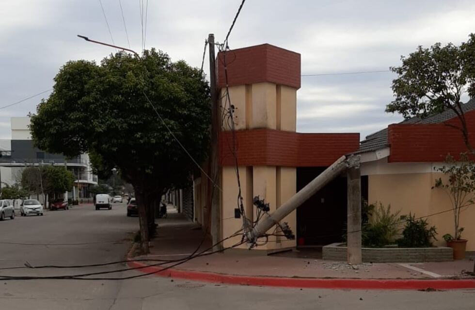 Un camión enganchó cables de electricidad e internet de Cespal y dejó a un gran sector sin los servicios