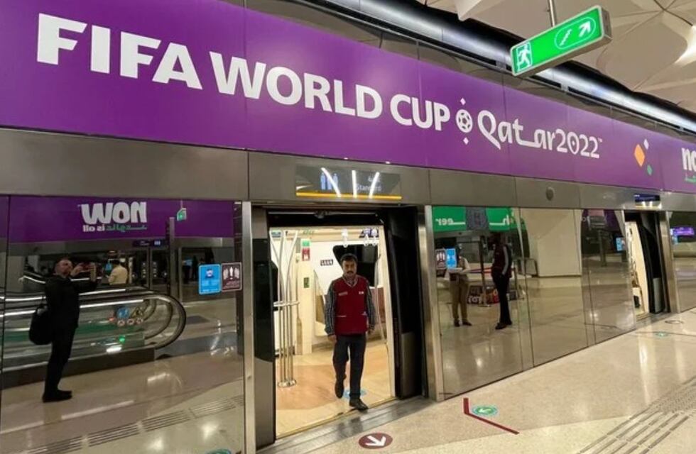 Video viral: al ritmo de un clásico de cancha, jubilados cordobeses llevaron la fiesta al metro de Qatar