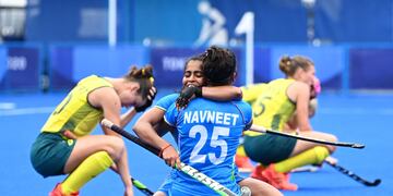 Jugadoras de India celebran el pasaje a semifinales del hockey femenino de Tokio 2020 tras vencer a Australia por 1-0.