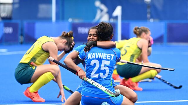 Jugadoras de India celebran el pasaje a semifinales del hockey femenino de Tokio 2020 tras vencer a Australia por 1-0.