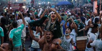 Aficionados del Palmeiras, en las calles de Sao Paulo, tras el triunfo del conjunto brasileño. Foto: EFE