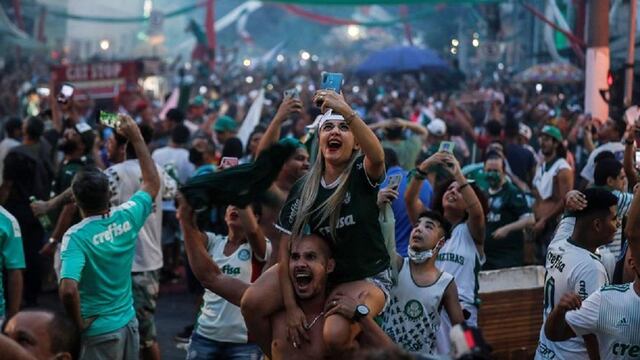 Aficionados del Palmeiras, en las calles de Sao Paulo, tras el triunfo del conjunto brasileño. Foto: EFE