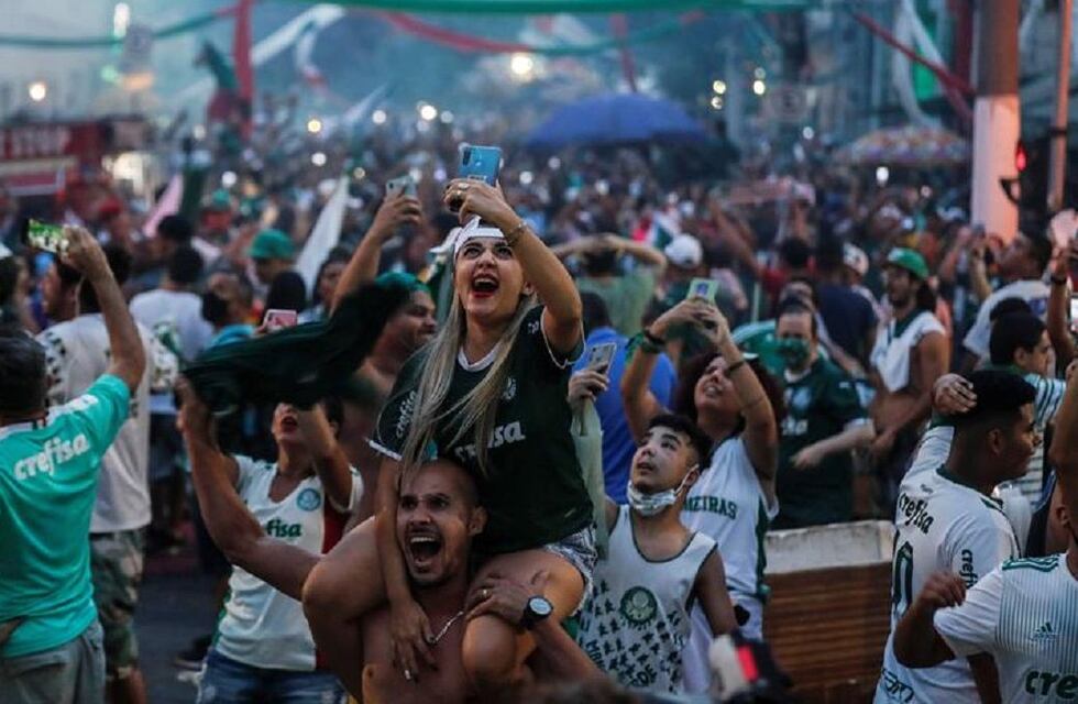 La celebración de hinchas del Palmeiras por su triunfo en la Libertadores no cumplió con los protocolos
