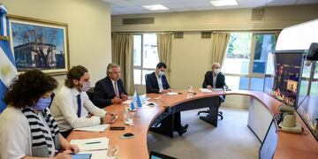 El presidente Alberto Fernández encabeza una reunión virtual con gobernadores provinciales para analizar medidas que puedan frenar el impacto de la segunda ola de Covid-19 en Argentina. (Presidencia)