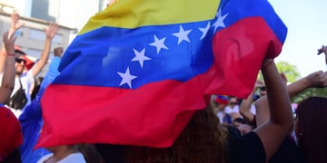 Venezolanos en Córdoba se reunieron en Plaza España para festejar la detención de Nicolás Maduro (Jorge Peñaranda / La Voz).