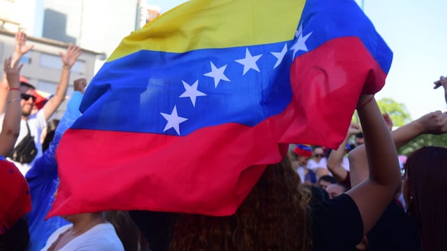 Venezolanos en Córdoba se reunieron en Plaza España para festejar la detención de Nicolás Maduro (Jorge Peñaranda / La Voz).